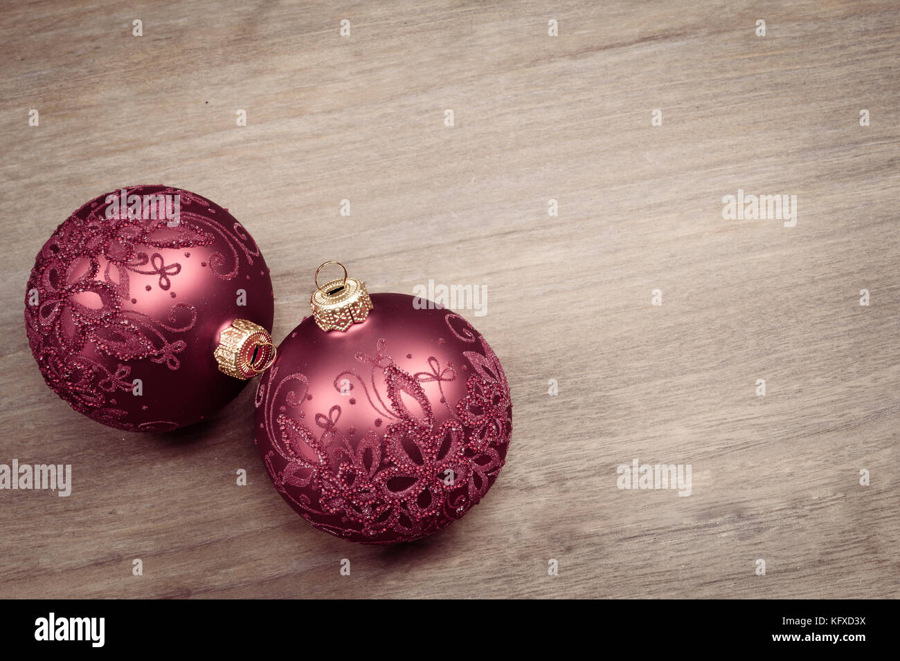 Zwei Weihnachtskugeln isoliert auf Holz Hintergrund.. Verzierte Glaskugeln. Stockfoto