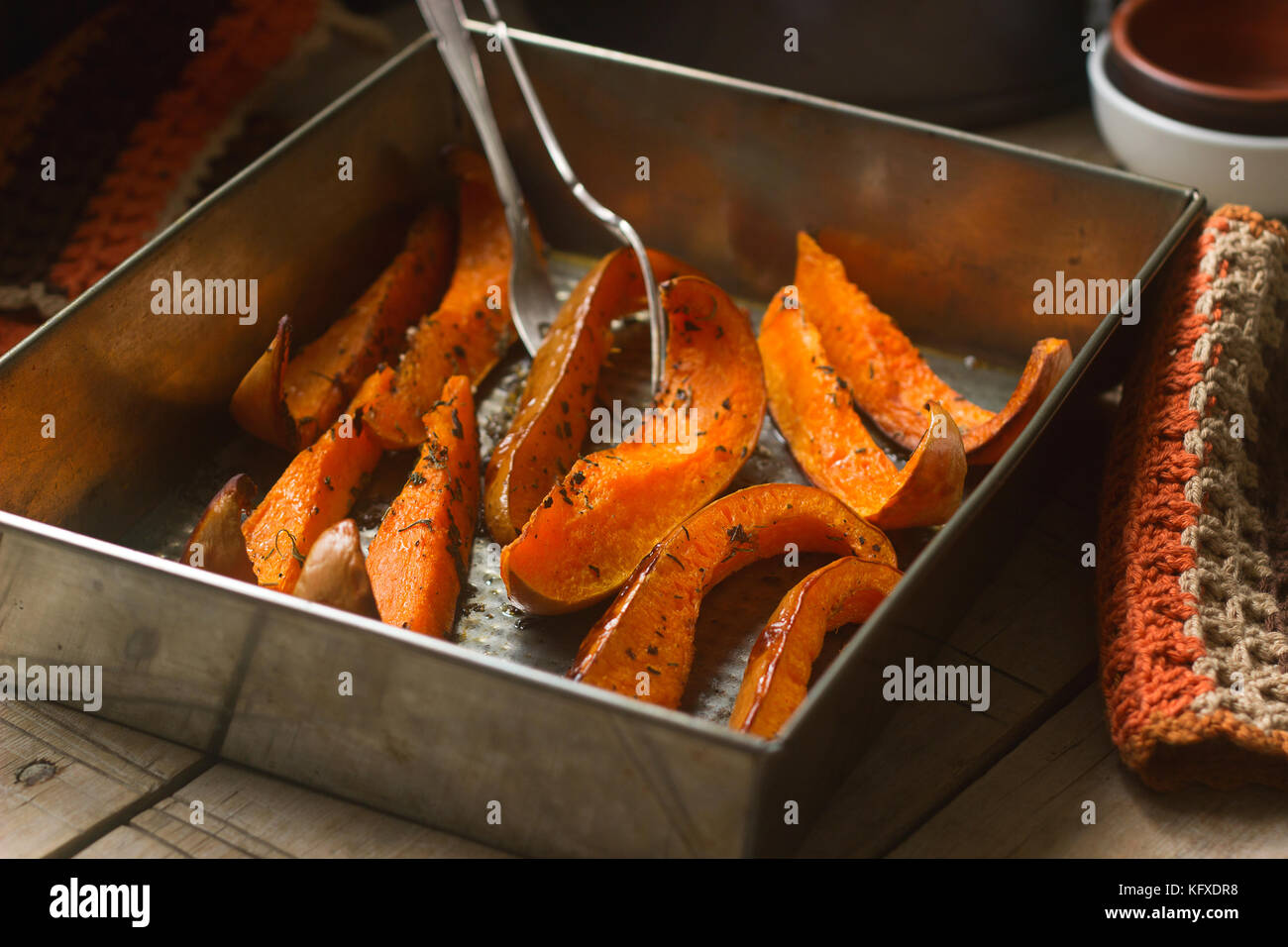Kürbisscheiben gebacken mit aromatischen Kräutern und Pflanzenöl. Selektive konzentrieren. Stockfoto