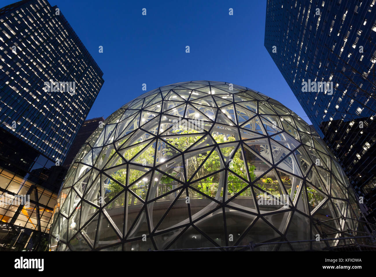 Seattle, Washington: Der amazon Sphären im Bau an der Amazon urban Campus im belltown Nachbarschaft. Die geodätischen Strukturen, die Wil Stockfoto