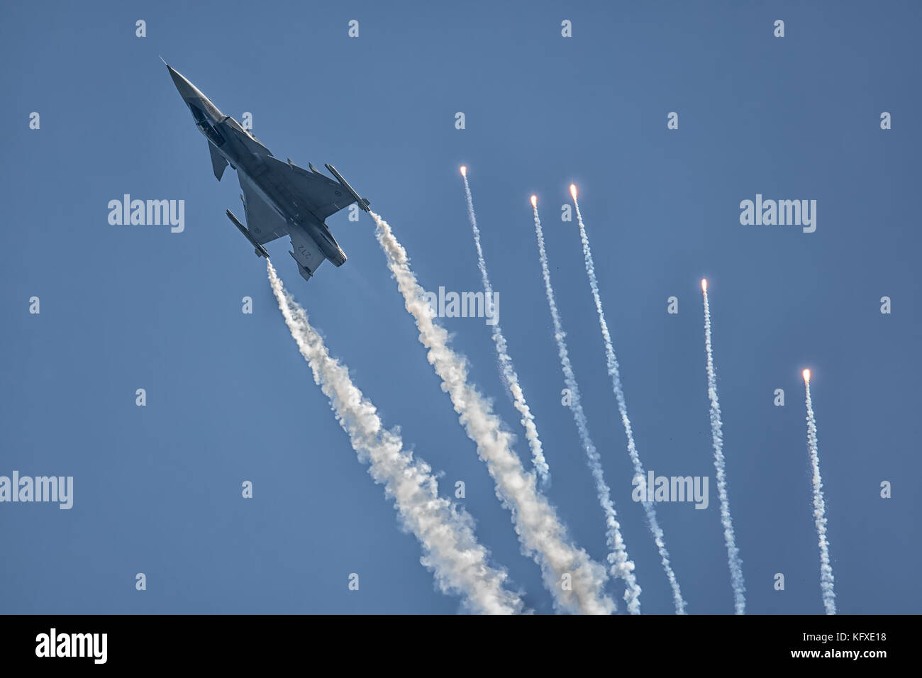 Schwedische Luftwaffe jas 39c Gripen loslassen Flares Stockfoto