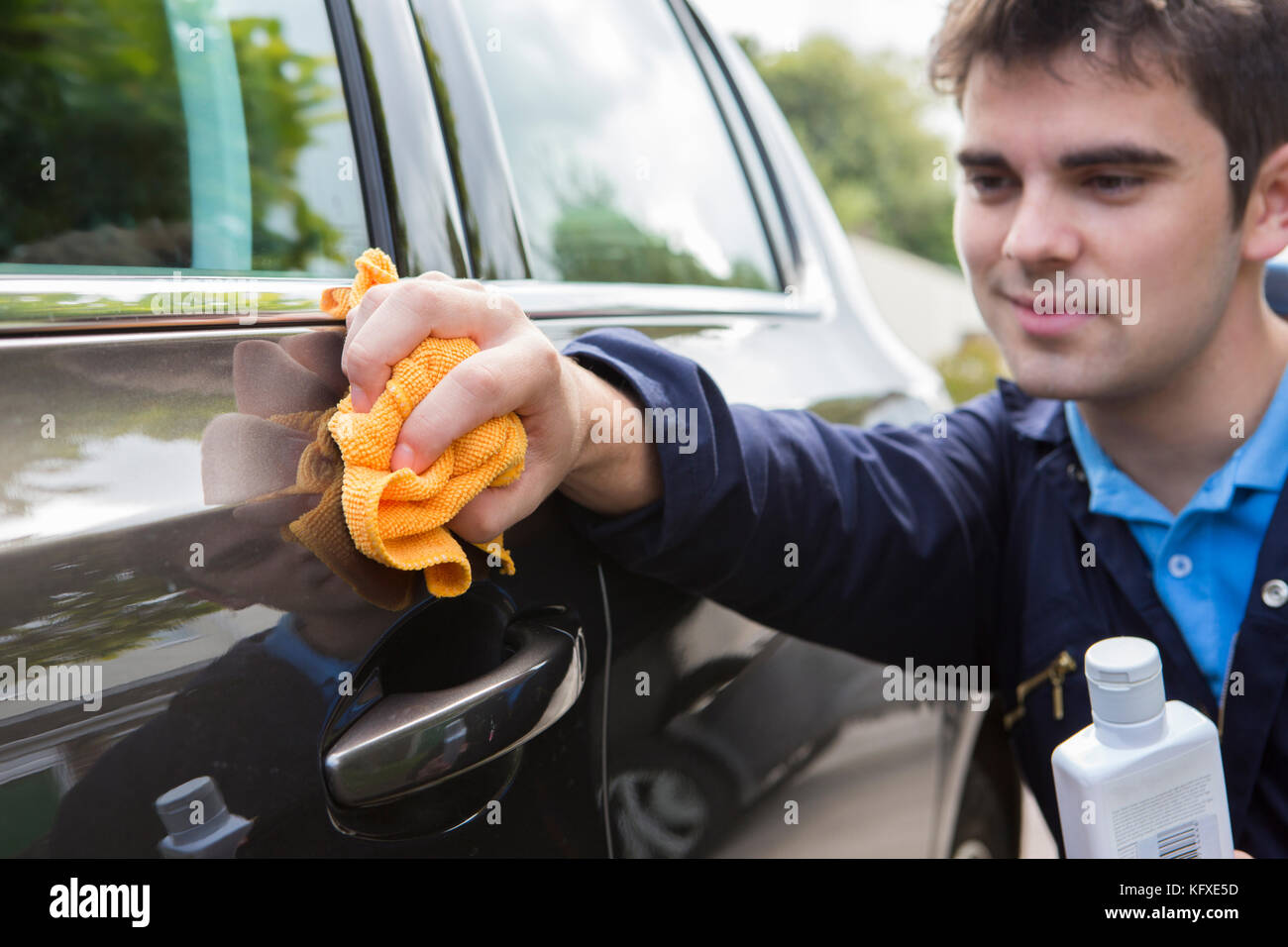 Man polieren Auto Tür während des Auto Stockfoto