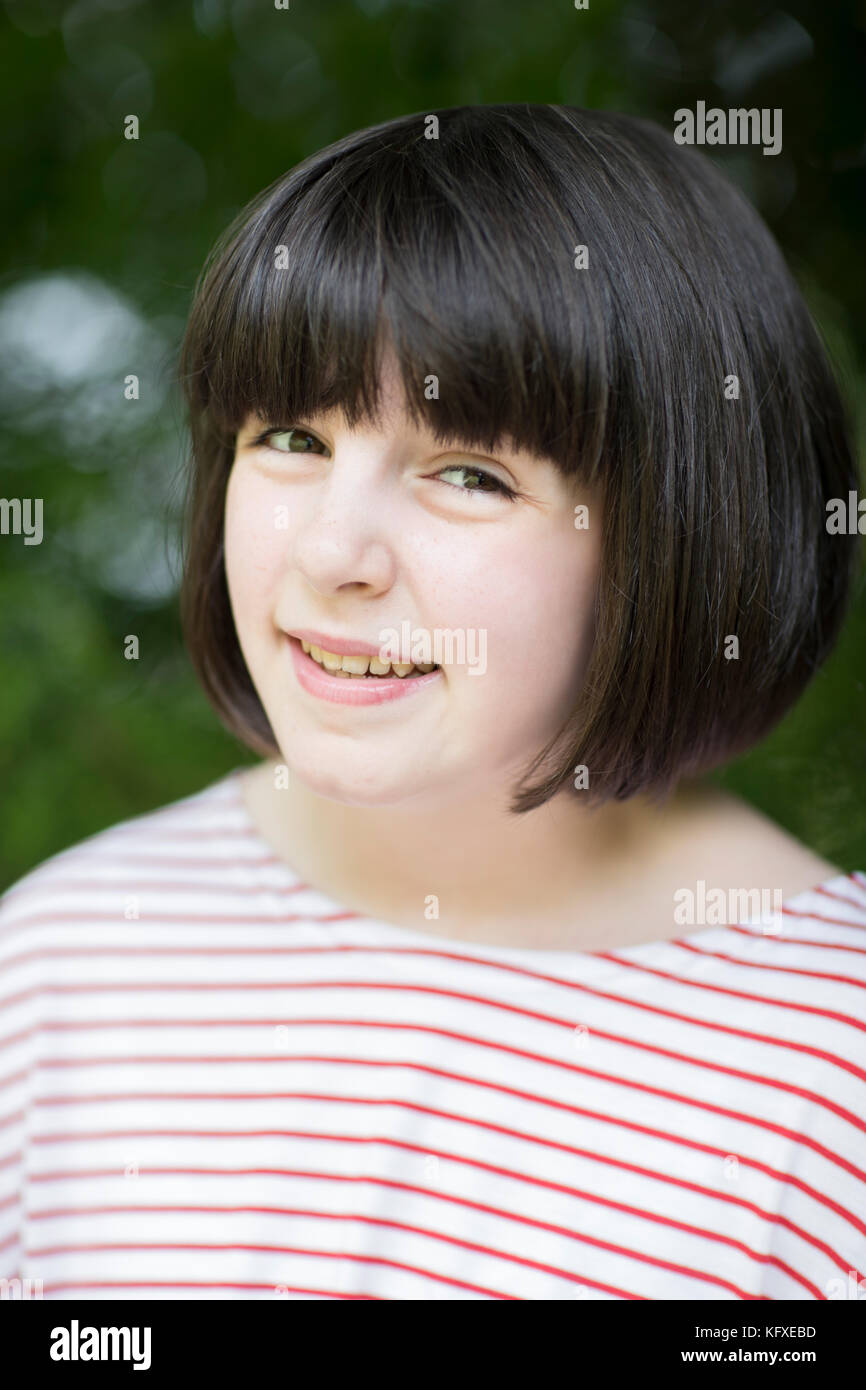 Im freien Kopf und Schulter Portrait von lächelnden pre Teen Girl Stockfoto