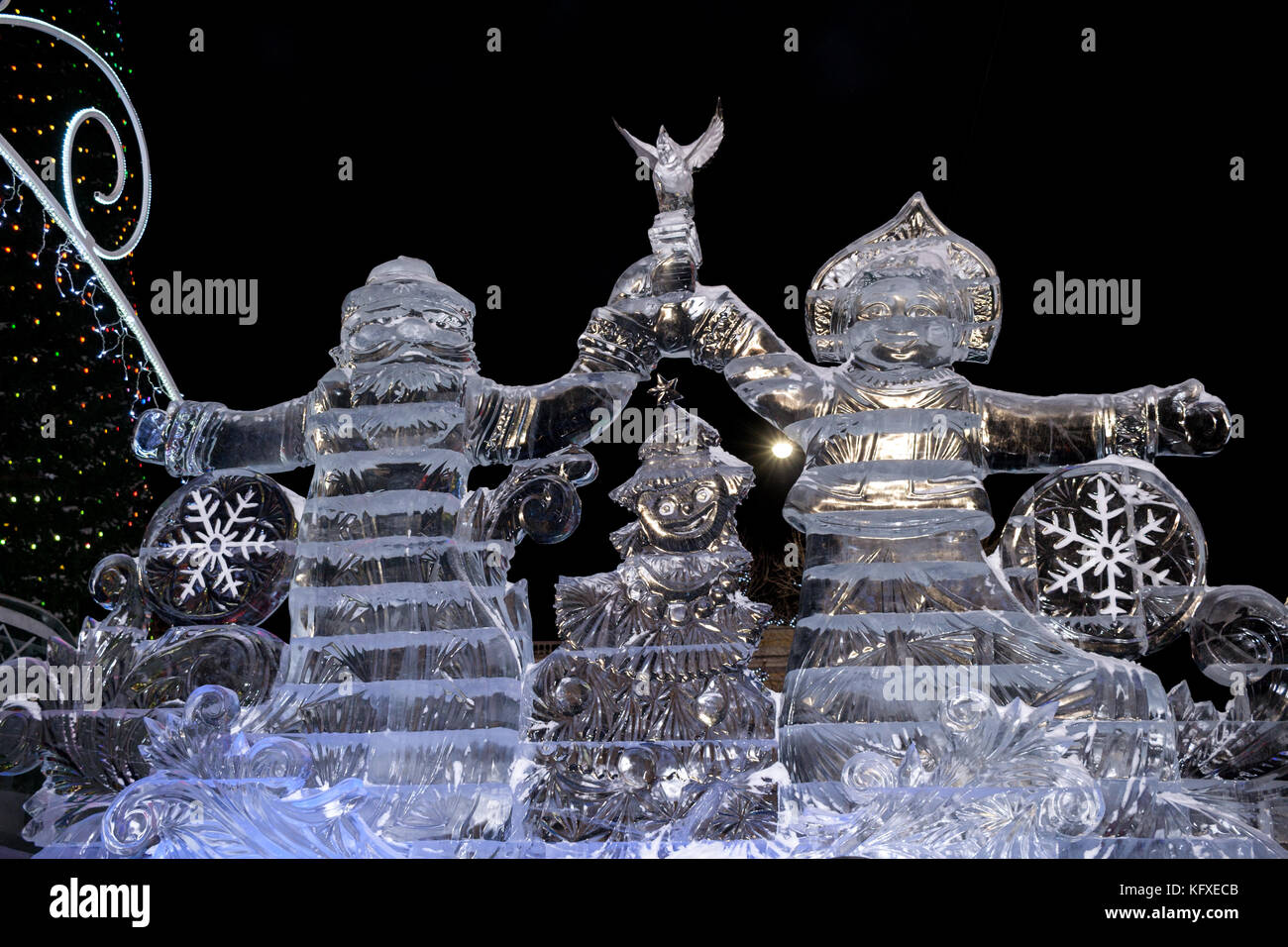 Jekaterinburg, Russland - Januar, 15,2017: Vater Weihnachten und Schnee Maiden aus Eis. eis Skulptur ist der Aufenthalt auf dem Platz der 1905 im winter nacht. Stockfoto