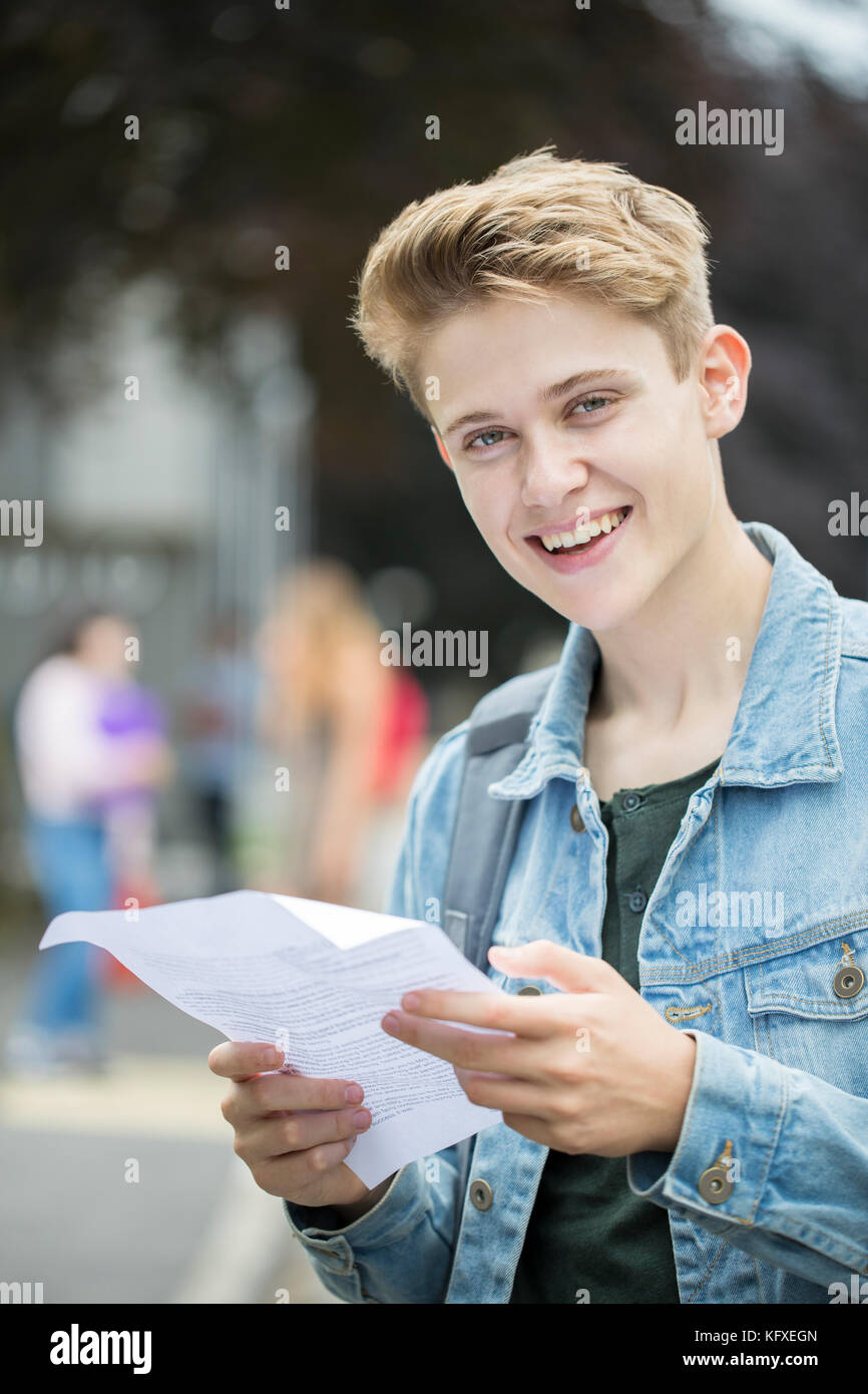 Teenager mit Prüfungsergebnissen glücklich Stockfoto
