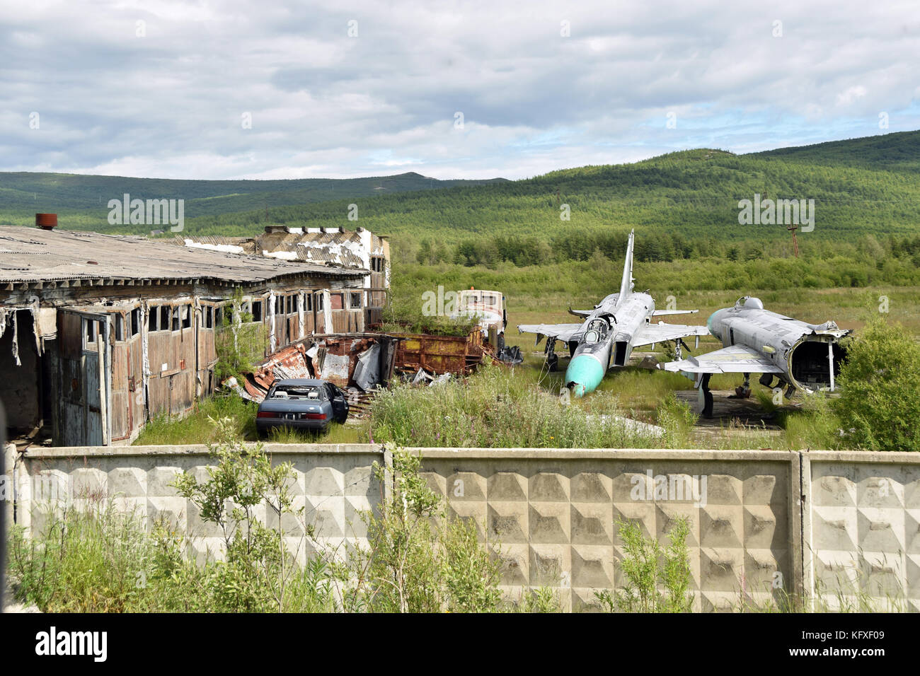 Der ehemalige Flughafen von Magadan, der Hauptstadt der Kolyma Region im äußersten Nordosten Sibiriens. Zwei verschrottet fihters Sukhoï Su-15. Stockfoto