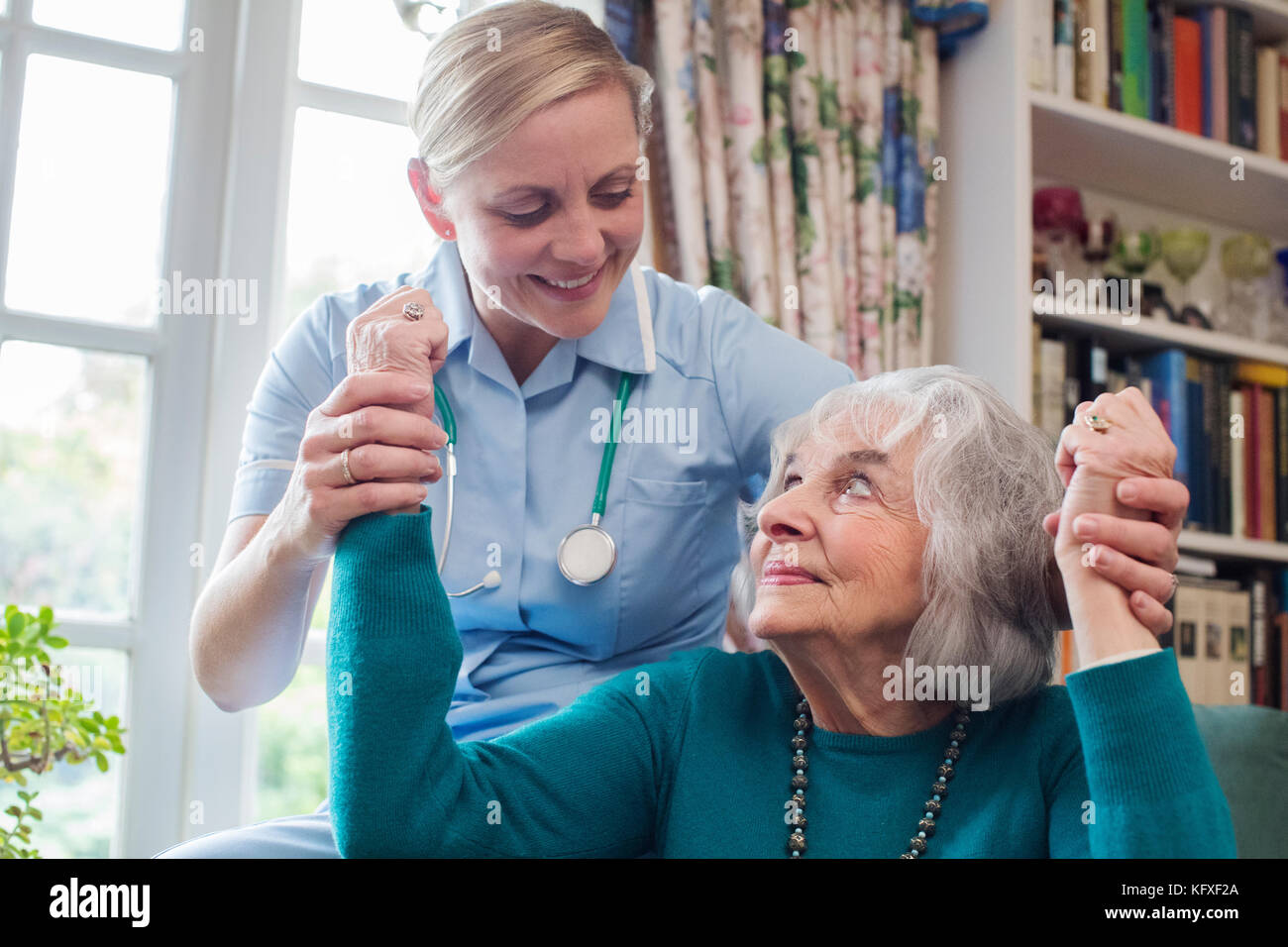 Beurteilung der Schlaganfall-Opfer durch Arme Krankenschwester Stockfoto