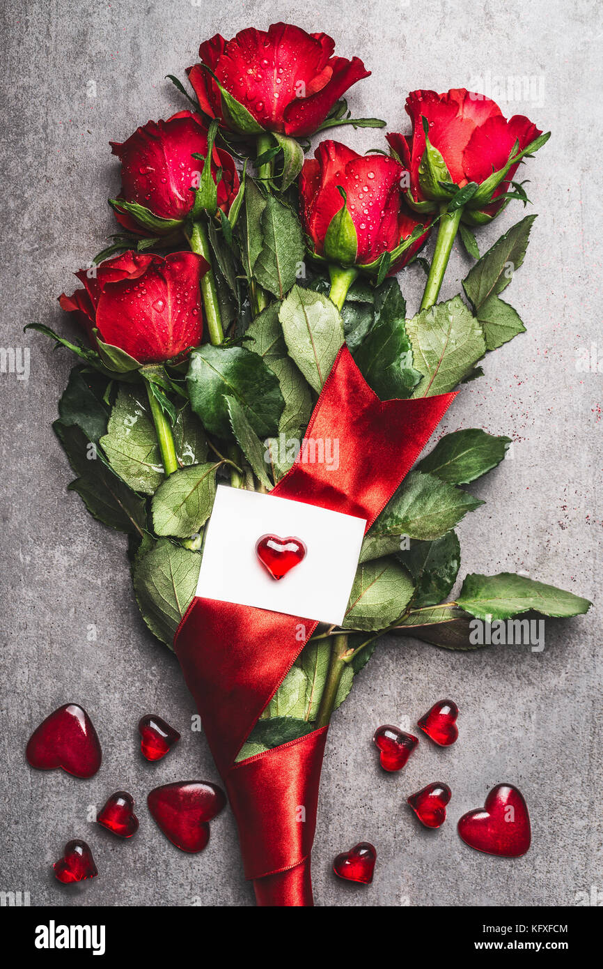 Große rote Rosen Blumenstrauß mit Schleife und Grußkarte mit Herz, Ansicht  von oben. Liebe Symbol ein Valentines Tag Konzept Stockfotografie - Alamy