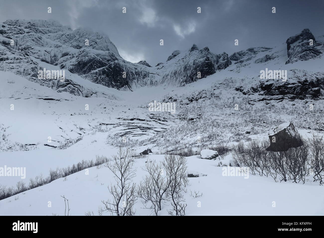 W-Stationen anzeigen von 807 nusfjordveien Straße über storvatnet-See zu mts. bjorntinden - sautinden. gletscherkar am Fuße - Schüssel geformte Bohrung geprägt oben Stockfoto