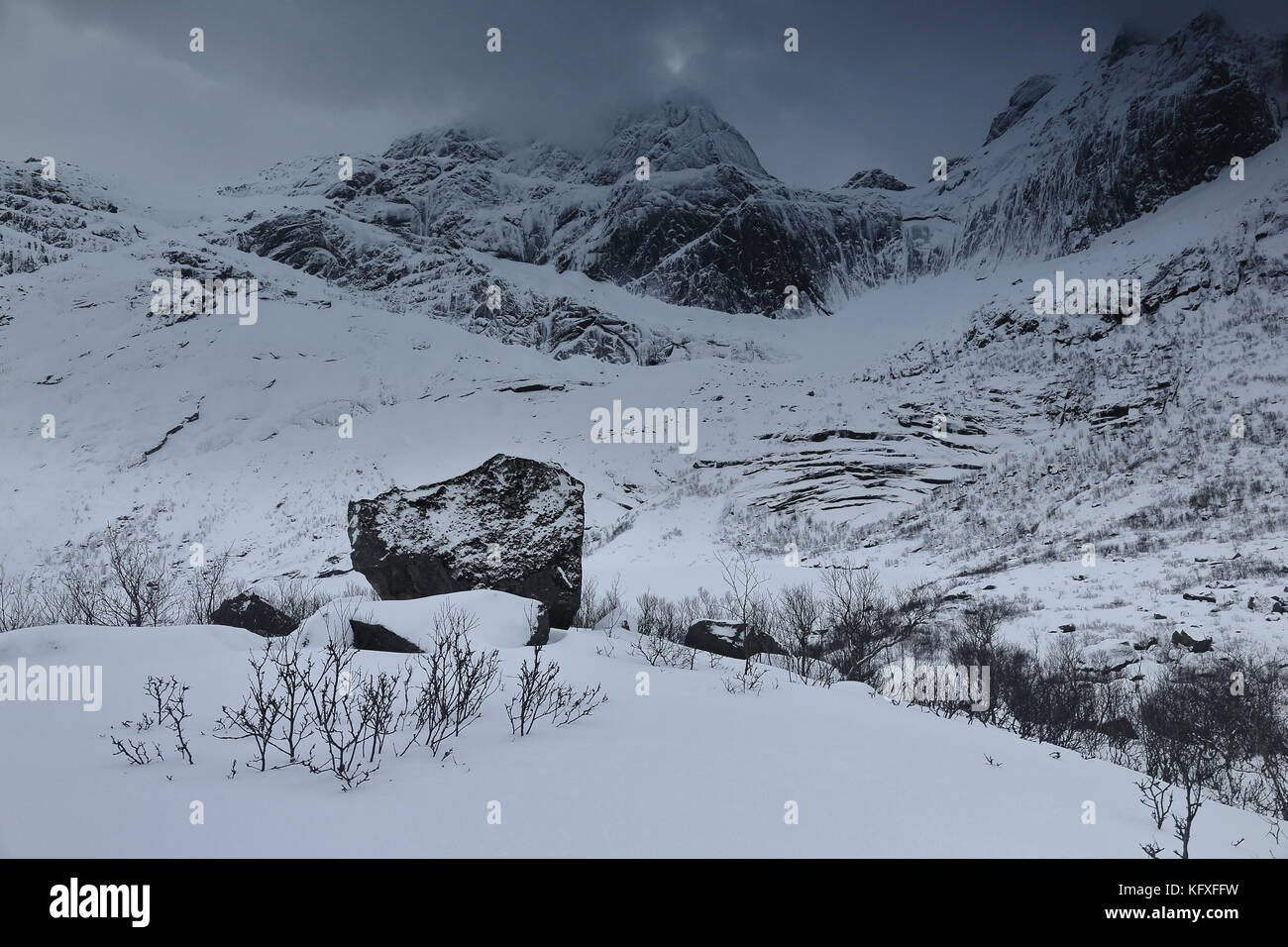 W-Stationen anzeigen von 807 nusfjordveien Straße über storvatnet-See zu mts. bjorntinden - sautinden. gletscherkar am Fuße - Schüssel geformte Bohrung geprägt oben Stockfoto