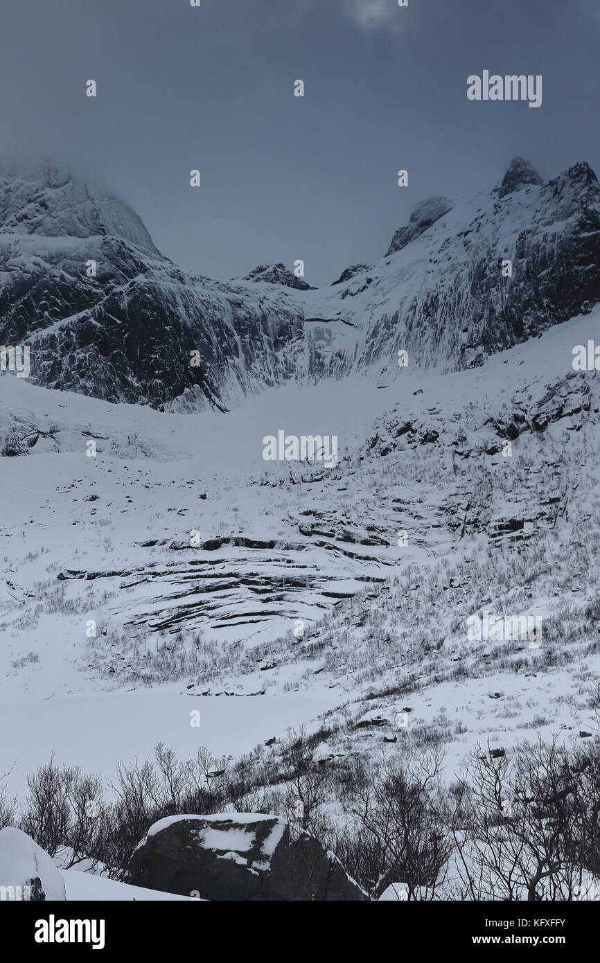 W-Stationen anzeigen von 807 nusfjordveien Straße über storvatnet-See zu mts. bjorntinden - sautinden. gletscherkar am Fuße - Schüssel geformte Bohrung geprägt oben Stockfoto