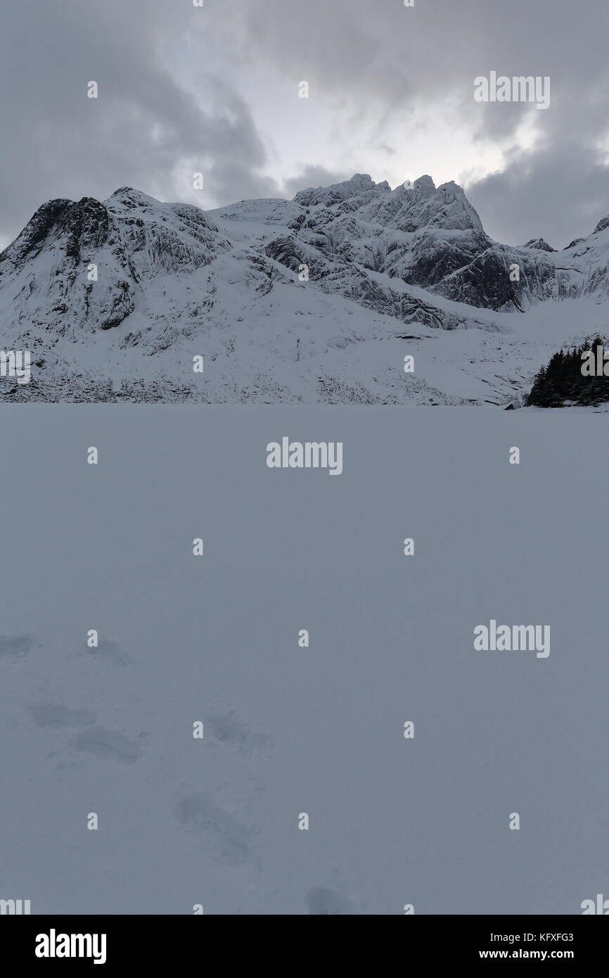 W-Stationen anzeigen von 807 nusfjordveien Straße über storvatnet-See zu mts. bjorntinden - sautinden. gletscherkar am Fuße - Schüssel geformte Bohrung geprägt oben Stockfoto