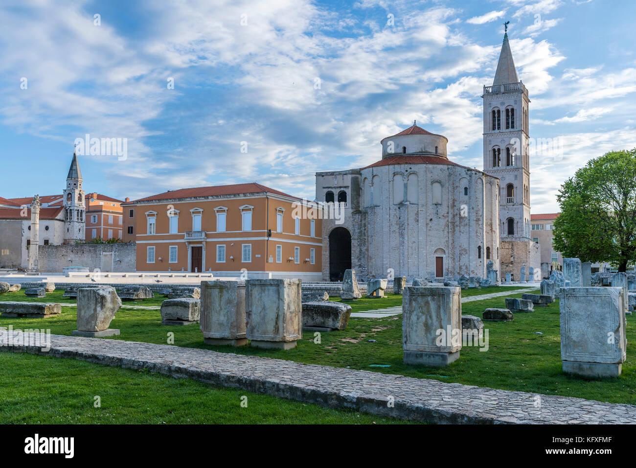 St. Donatus Kirche und Glockenturm der Kathedrale St. Anastasia, Zadar, Dalmatien, Kroatien, Europa. Stockfoto