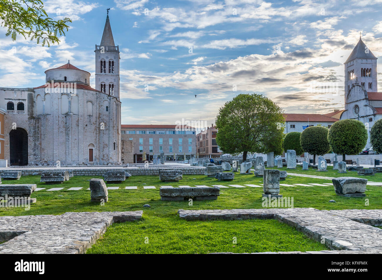 St. Donatus Kirche und Glockenturm der Kathedrale St. Anastasia, Zadar, Dalmatien, Kroatien, Europa. Stockfoto