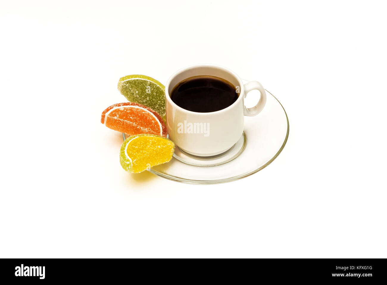 Auf weissem Hintergrund transparent Untertasse ist eine Tasse schwarzen Kaffee und Zitrusfrüchte Keile von Marmelade. Stockfoto