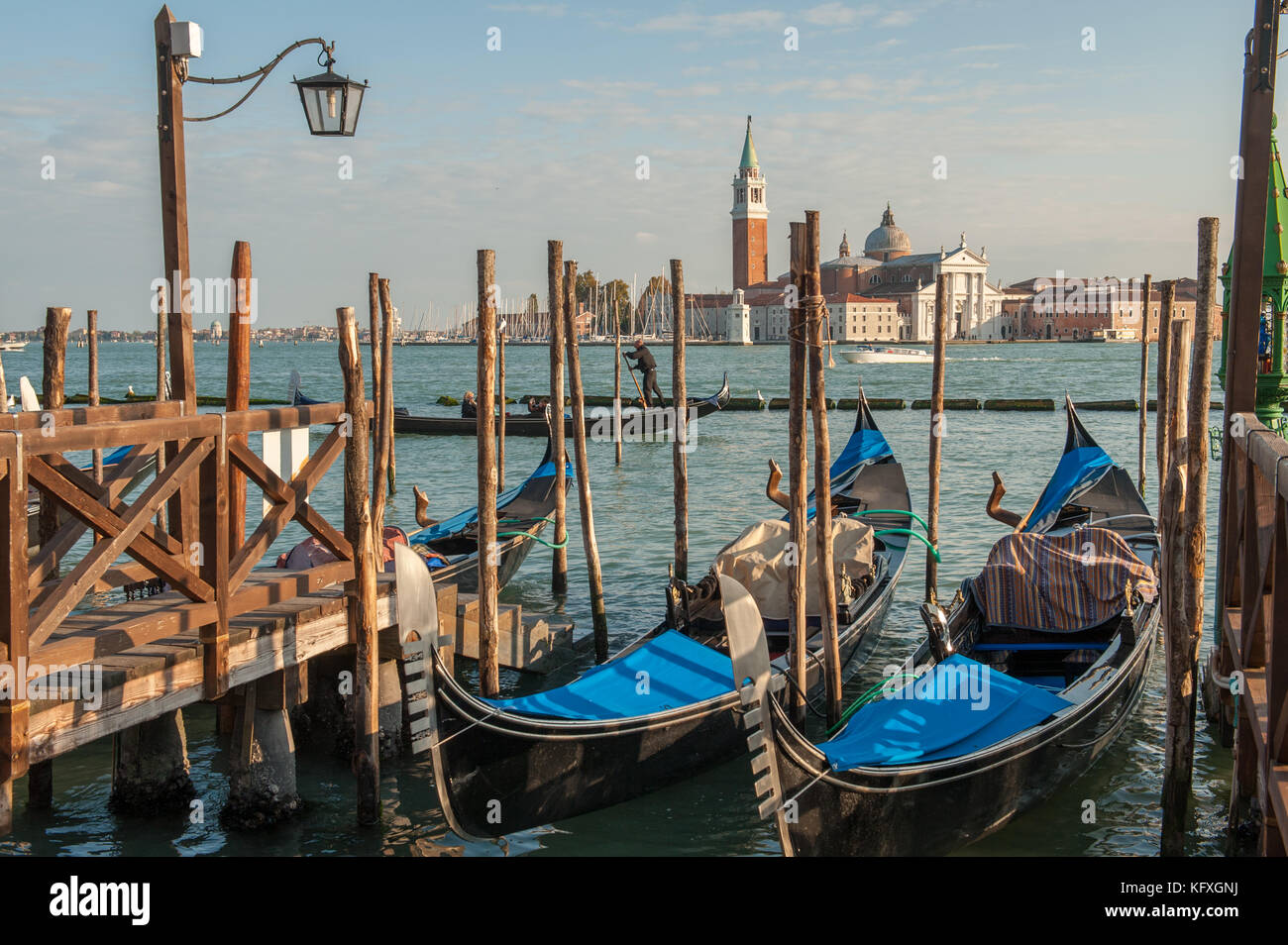 Gondeln vertäut an der Riva degli Schiavoni in San Marco, Venedig, Italien. der venezianischen Lagune und die Insel San Giorgio Maggiore im Hintergrund. Stockfoto