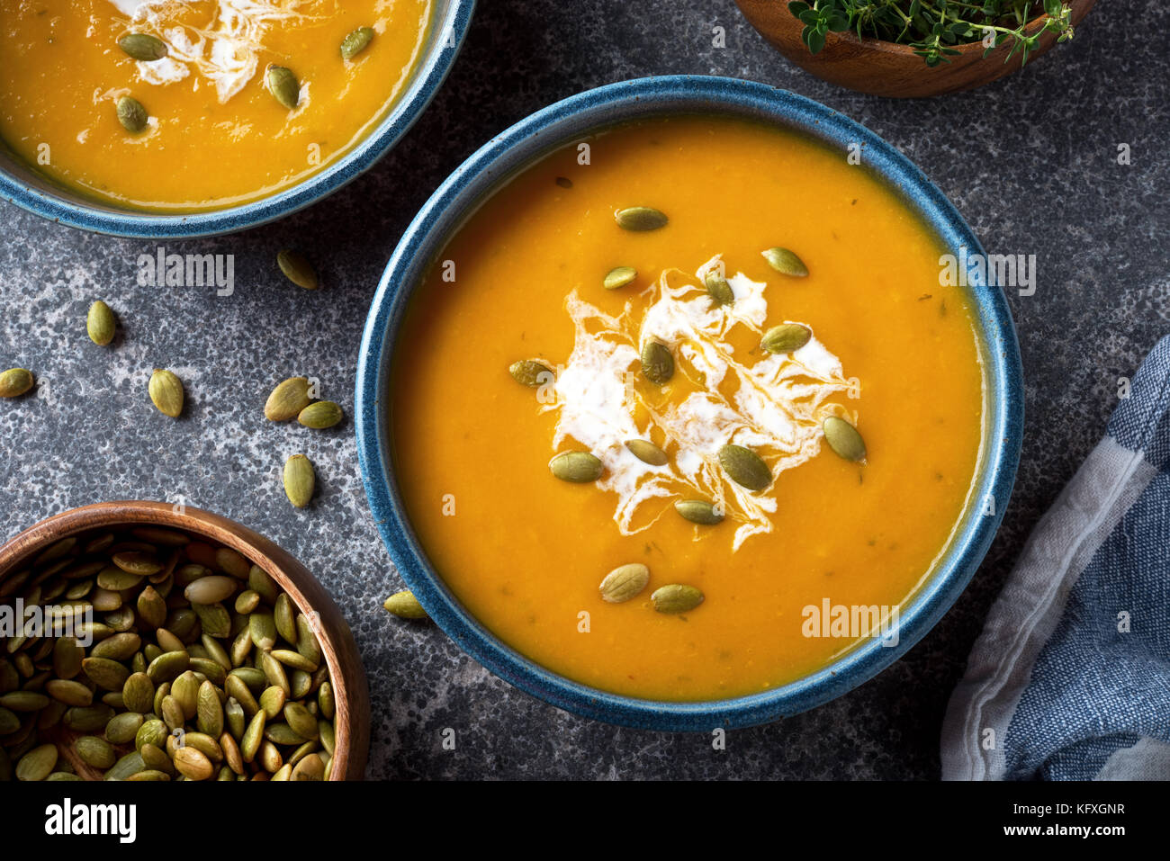 Köstliche cremige selbstgemachte Kürbissuppe mit Sahne und Kürbiskerne garnieren. Stockfoto