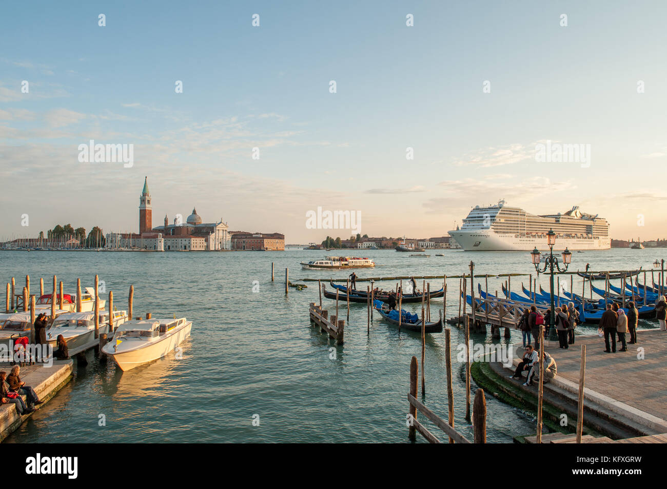 Gondeln vertäut an der Riva degli Schiavoni in San Marco, Venedig, Italien. der venezianischen Lagune und die Insel San Giorgio Maggiore im Hintergrund. Stockfoto