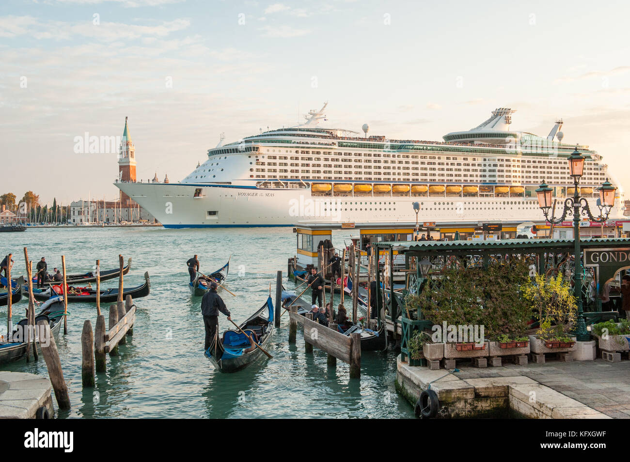 Schiff in der Lagune von Venedig zwischen der Insel San Giorgio Maggiore und San Marco Stockfoto