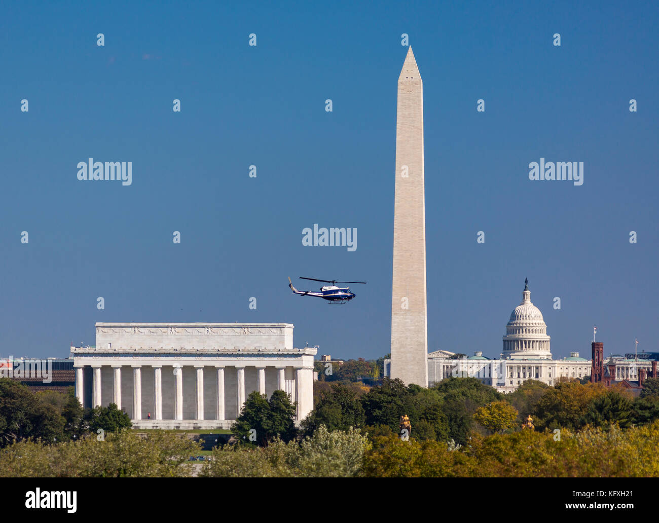 WASHINGTON, DC, USA - Hubschrauber fliegt am Lincoln Memorial, Washington Monument, U.S. Capitol (L-R). Stockfoto