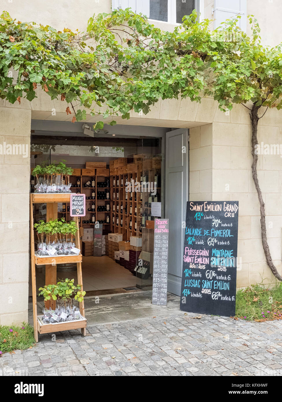 SAINT-ÉMILION, FRANKREICH: Ziemlich Wein Shop mit Reben für Verkauf Stockfoto