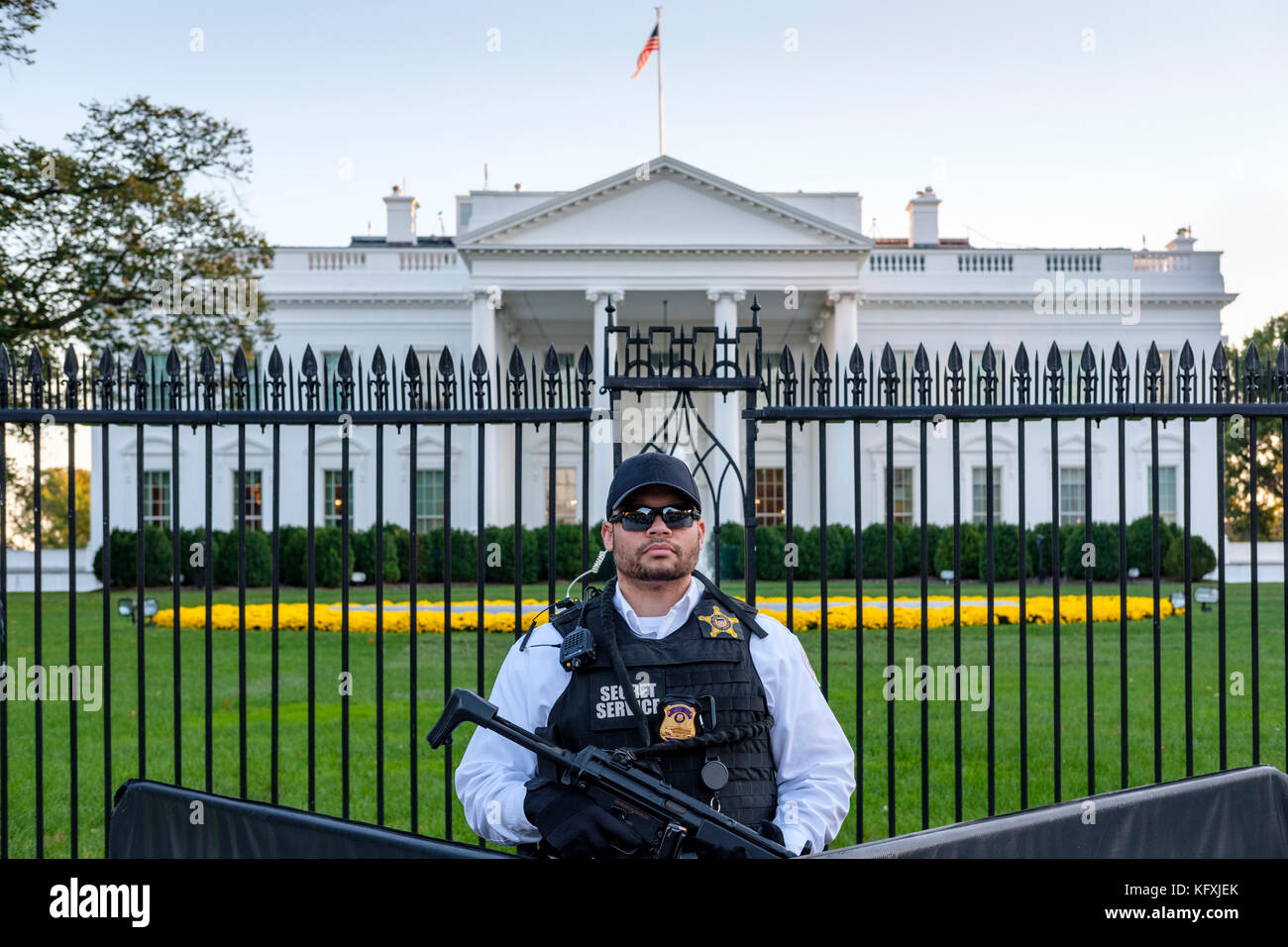 Amerikanischen Secret Service Agent bewaffnet mit einem Heckler & Koch MP5-Maschinenpistole hinter einer Barrikade vor dem Weißen Haus in Washington, DC Stockfoto