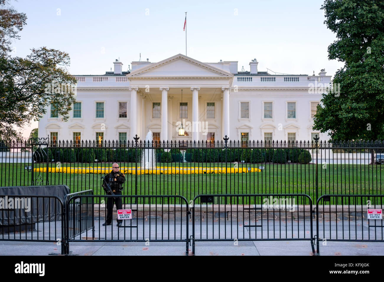 Bewaffneten amerikanischen Secret Service Agent hinter einer Barrikade vor dem Weißen Haus in Washington, DC, Vereinigte Staaten von Amerika, USA. Stockfoto