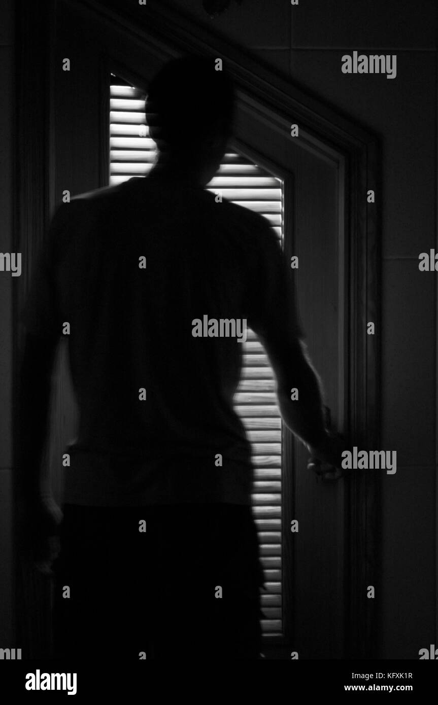 Der Mensch Silhouette der Rücken öffnen die Tür von einem Schrank. schwarz-weiß-Bild Stockfoto