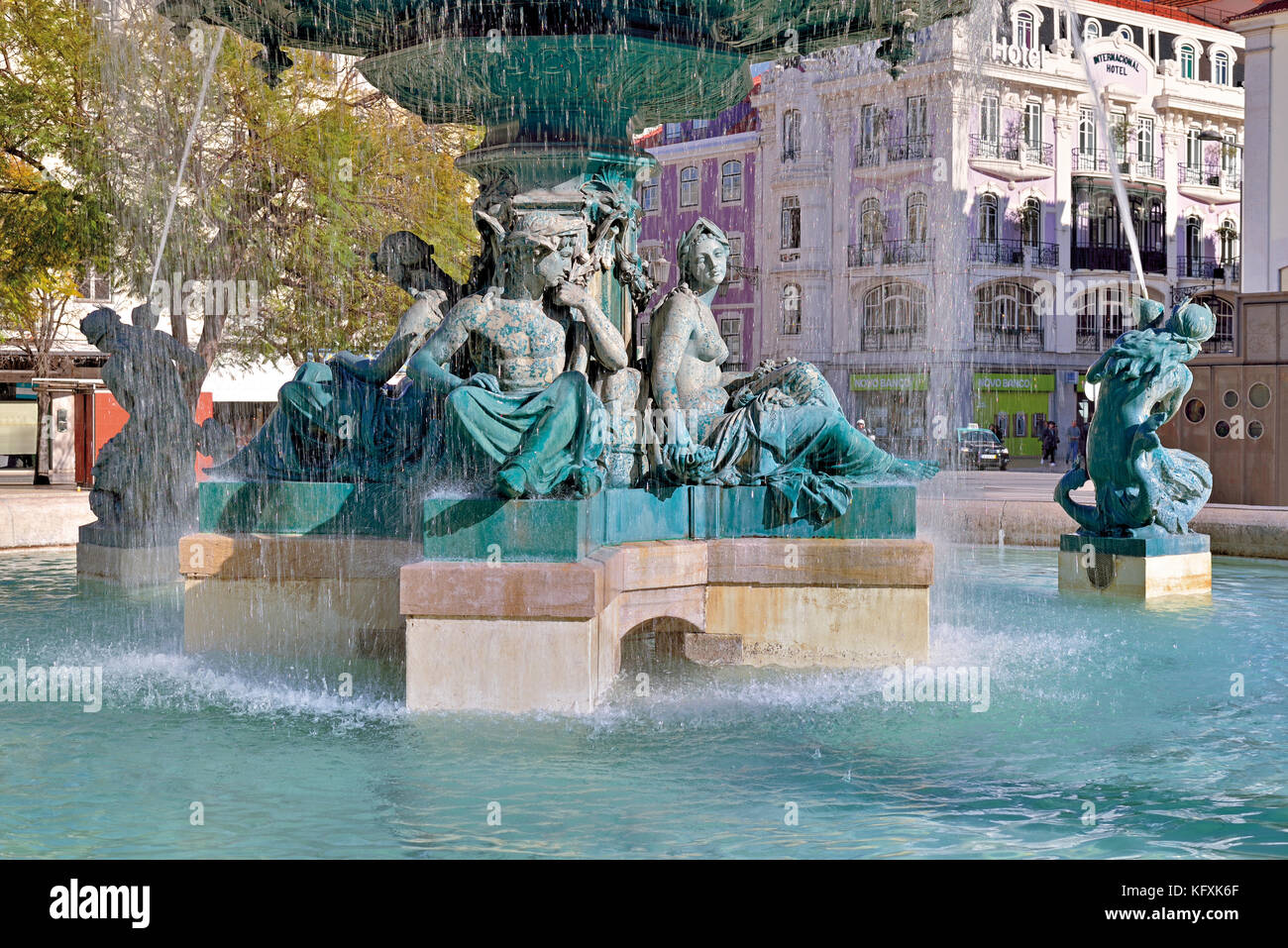 Bronzebrunnen mit mythologischen Figuren in der Innenstadt von Lissabon Stockfoto