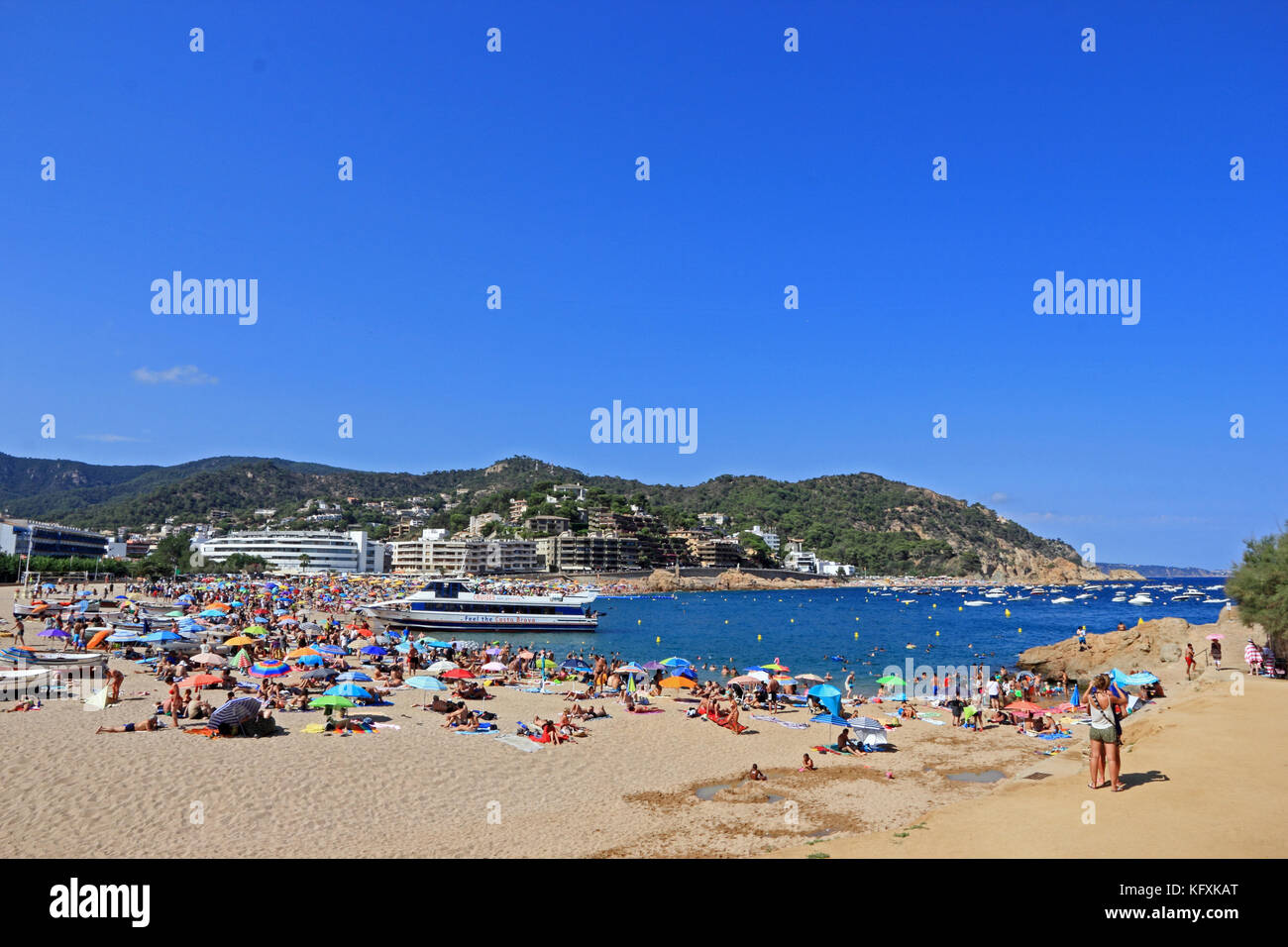 Tossa de Mar, Strand, Hotels und Boot, Spanien Stockfoto
