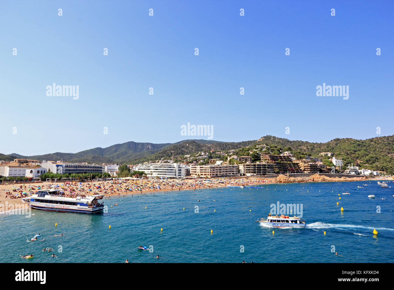 Tossa de Mar, Strand, Hotels und Sportboote, Spanien Stockfoto