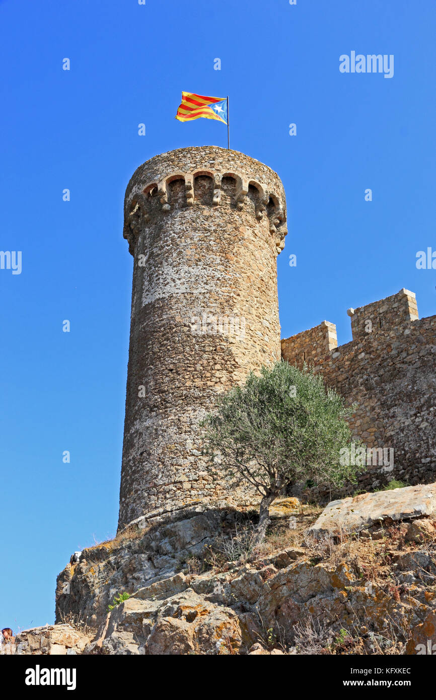 Die katalanische Flagge über Turm des alten Fort, Tossa de Mar, Spanien Stockfoto