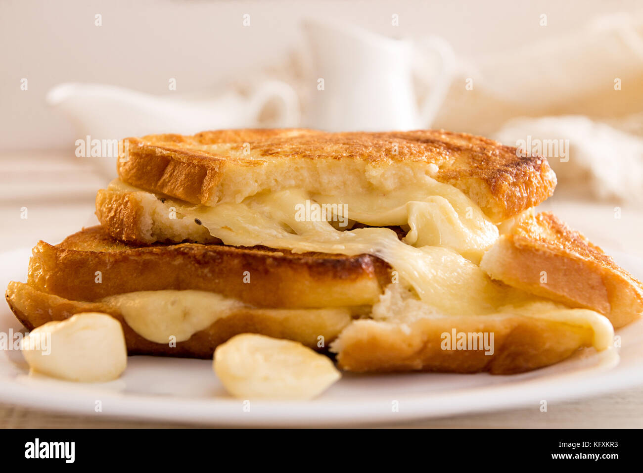 Italienische toast Sandwich mit Weißbrot und Mozzarella in Öl gebacken. Mediterrane Mahlzeit. Stockfoto