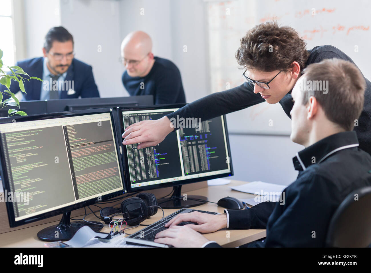 Start business Problemlösung. Software Entwickler arbeiten auf dem Desktop Computer. Stockfoto