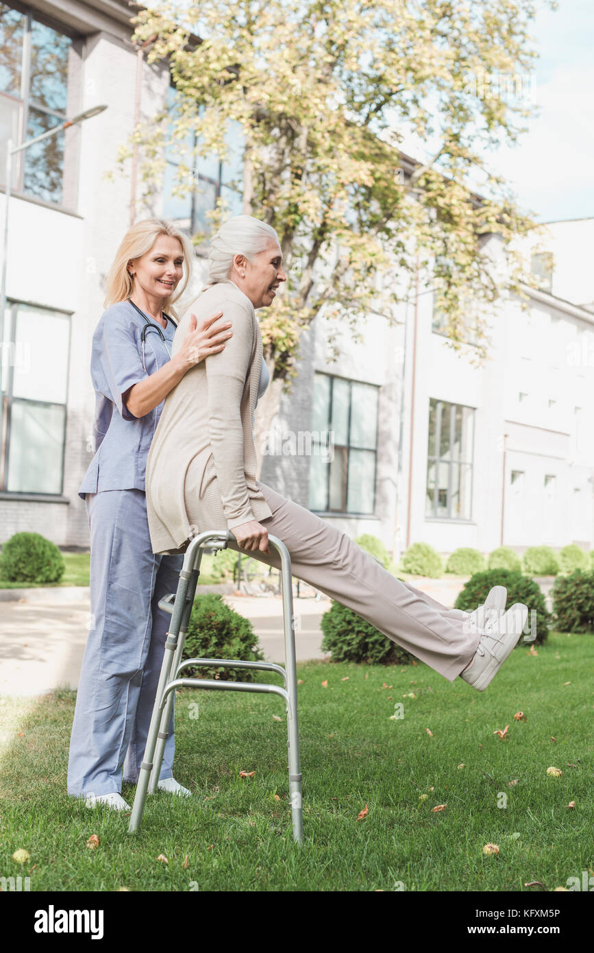 Krankenschwester und älterer Patienten mit Walker Stockfoto
