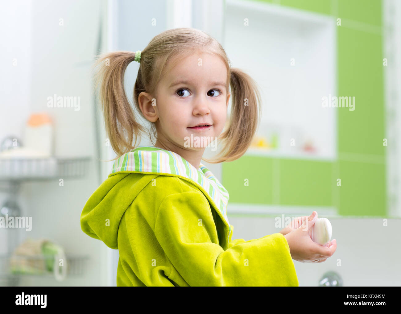 Kind Mädchen waschen ihre Hände zum Schutz vor Keimen Stockfoto