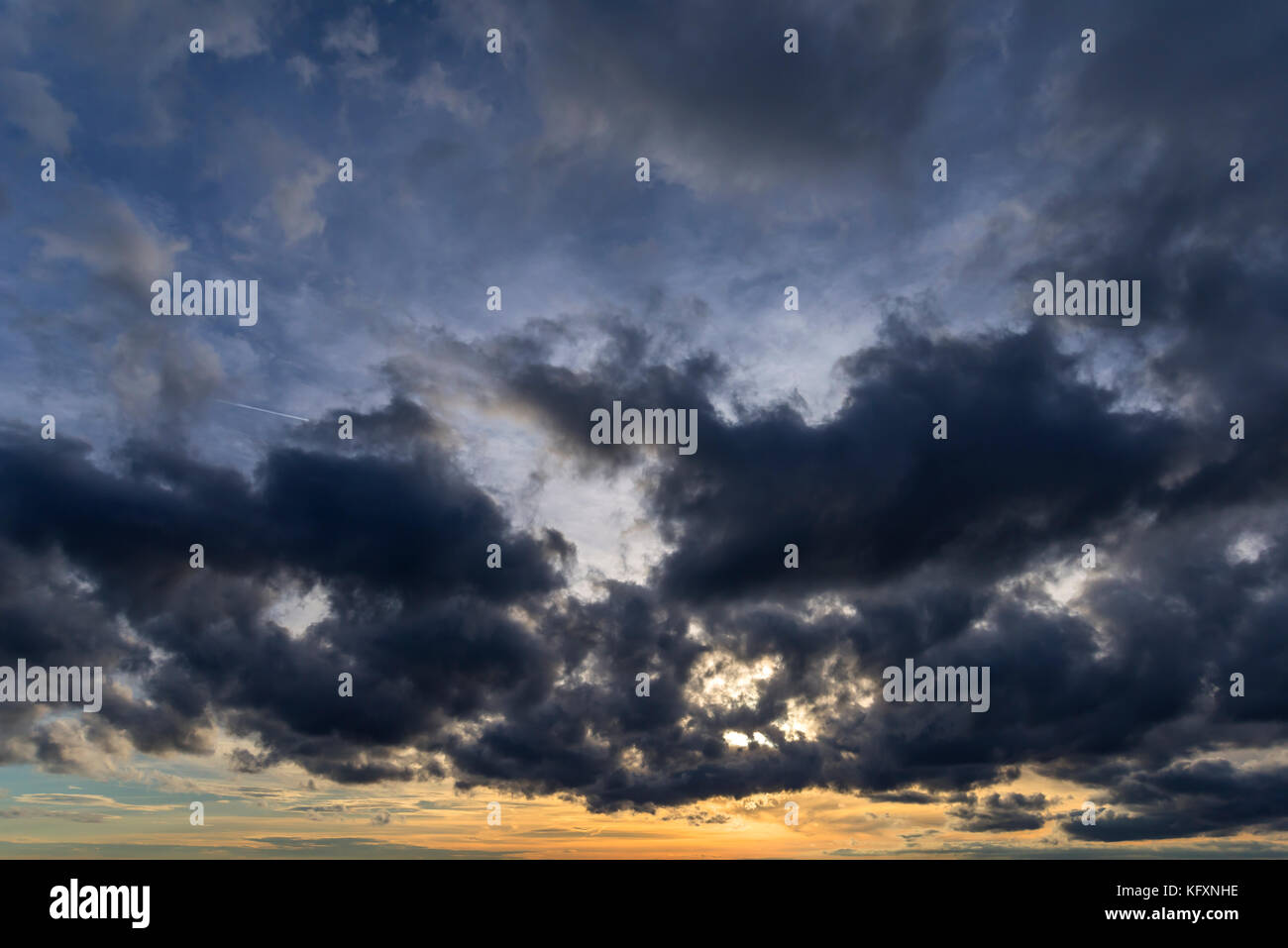 Regen Wolken (nimbostratus) bei Sonnenuntergang, Bayern, Deutschland Stockfoto