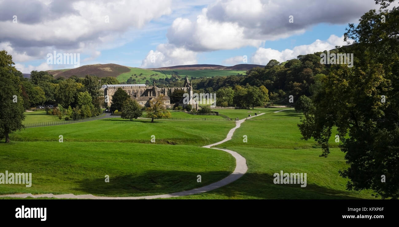 Die mittelalterlichen Überreste der Bolton Abbey in Wharfedale, Yorkshire Dales National Park, Großbritannien Stockfoto