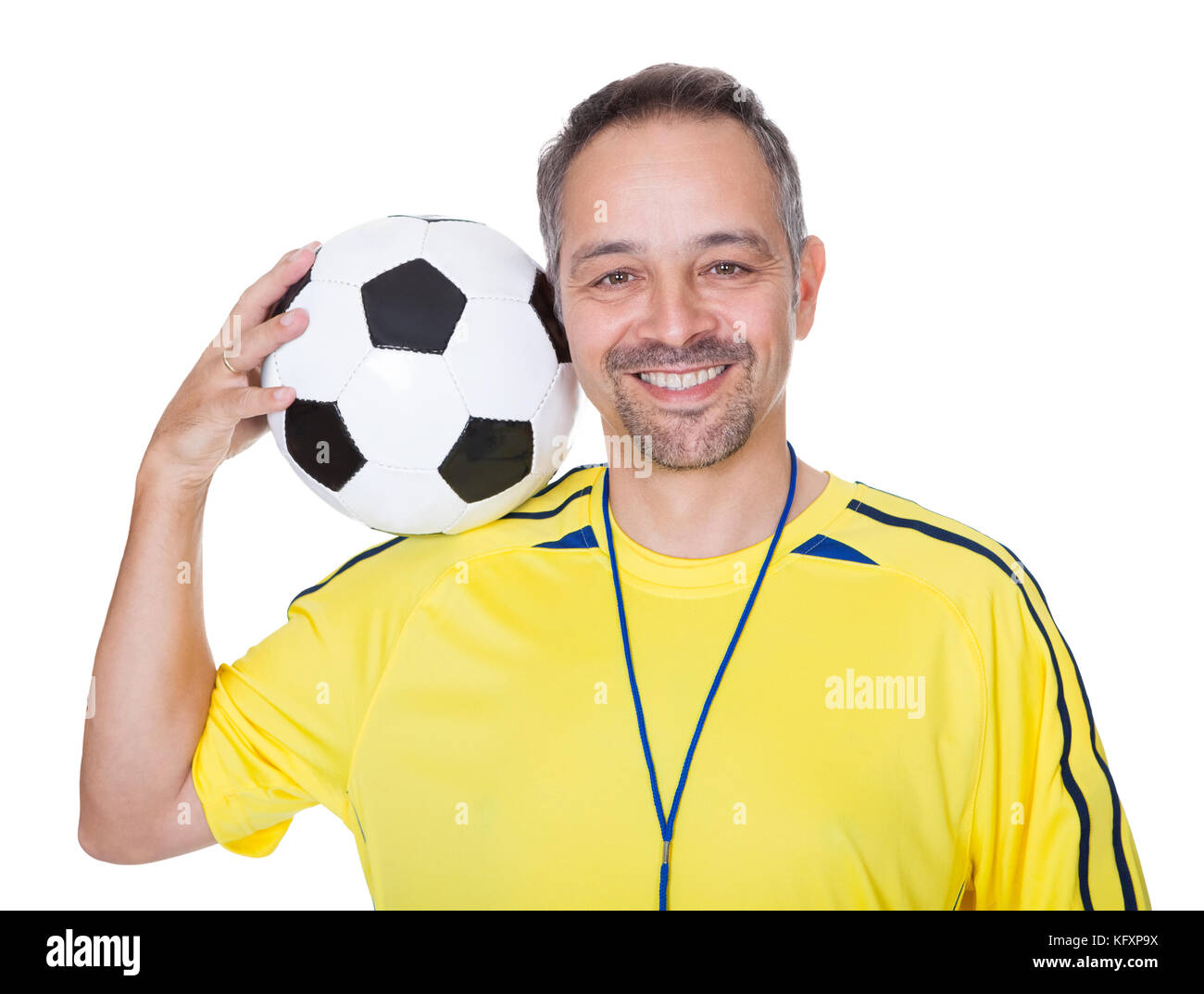 Porträt von ein glücklicher Mann hält einen Fußball auf Schulter, Isolated On White Background Stockfoto