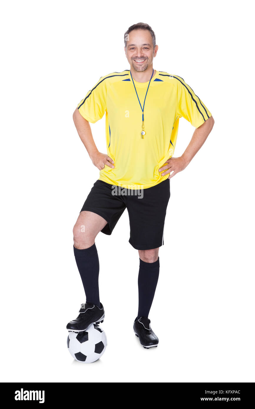 Porträt eines glücklichen Fußballspielers mit einem Fußball vor weißem Hintergrund Stockfoto