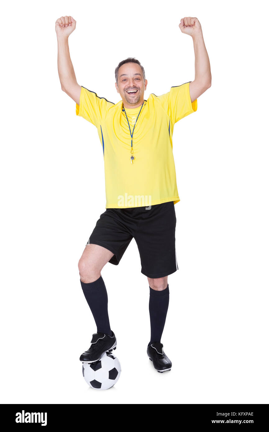 Porträt eines glücklichen Fußballspielers mit einem Fußball vor weißem Hintergrund Stockfoto