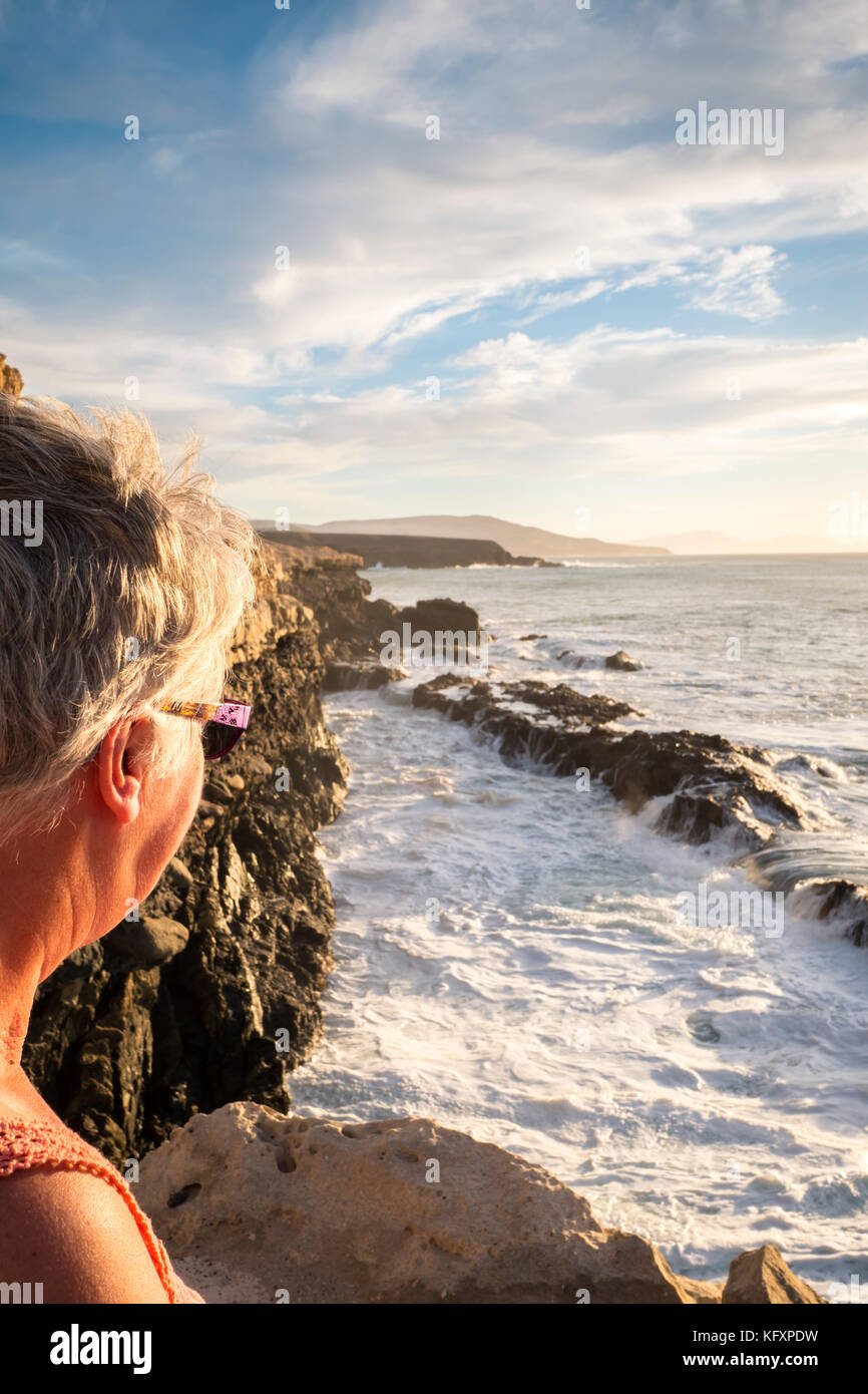 Gerade die stürmische See in Ajuy Fuerteventura Kanarische Inseln Spanien im Abendlicht Stockfoto