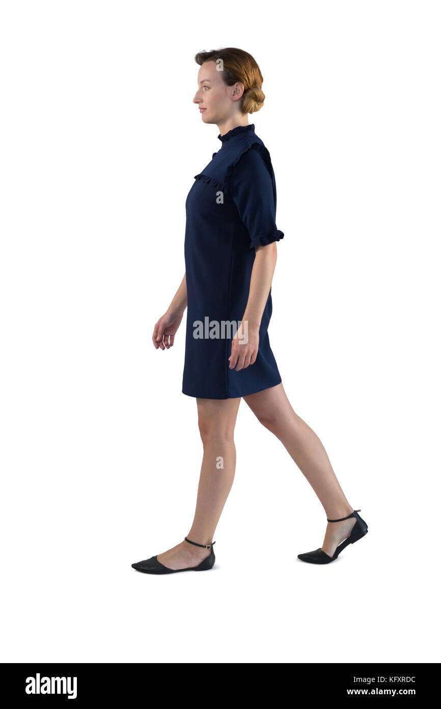 Seitenansicht der Frau zu Fuß gegen den weißen Hintergrund Stockfoto