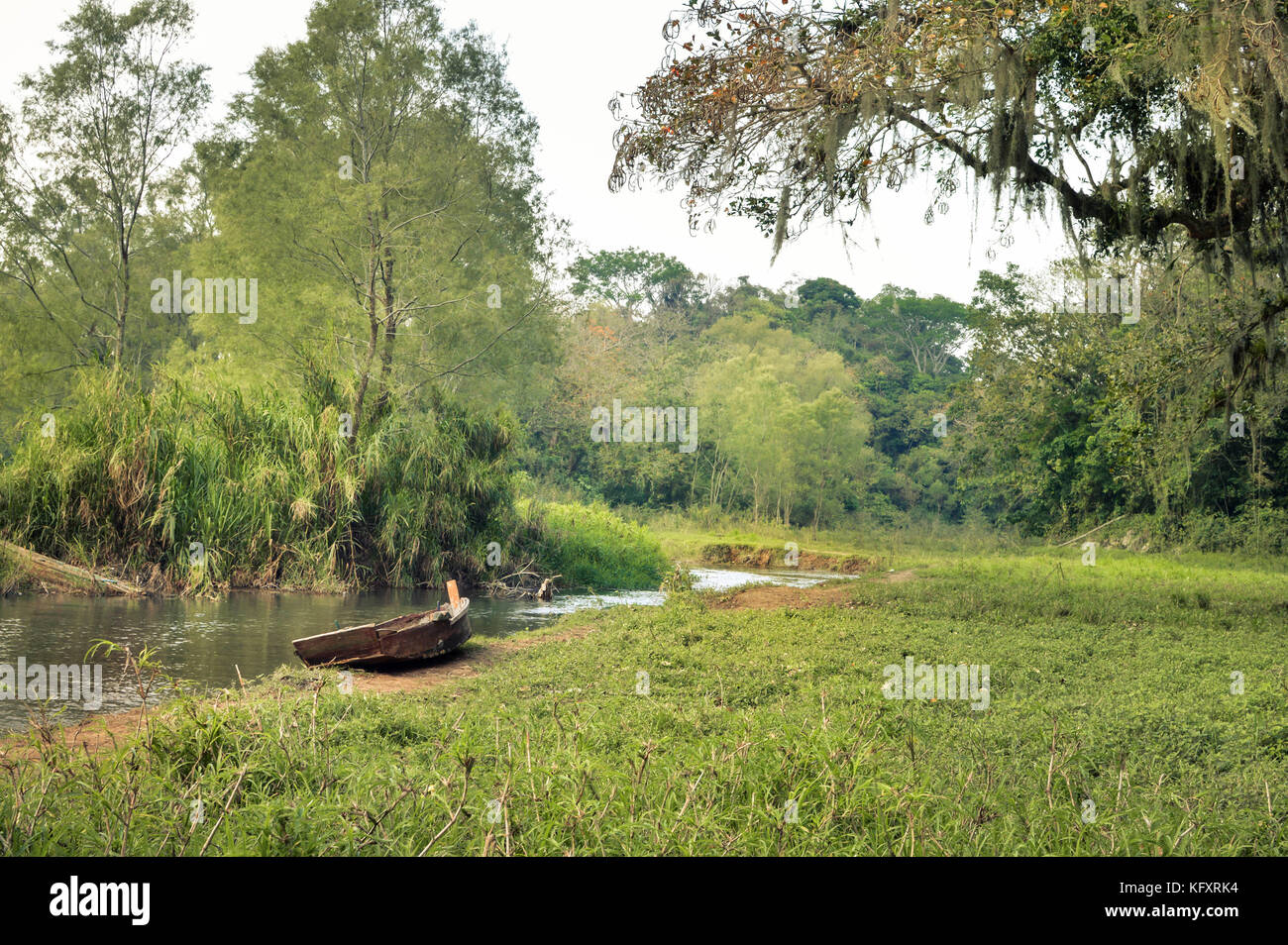 Landschaft mit einem alten, verlassenen Boot von See, den Lago de Yojoa und Los Naranjos Nationalpark in Honduras Mittelamerika Stockfoto