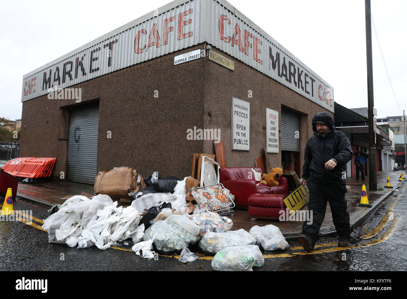 Set Bauherren bei der Arbeit als Glasgows berühmten Barras Markt erhält eine New York City Verjüngungskur für die Dreharbeiten von Szenen in der TV-Show Melrose. Stockfoto