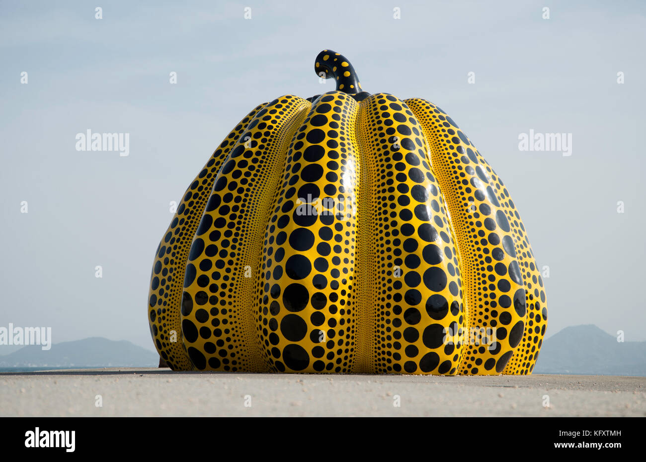 Die yayoi Kusuma gelben Kürbis Skulptur Stockfoto
