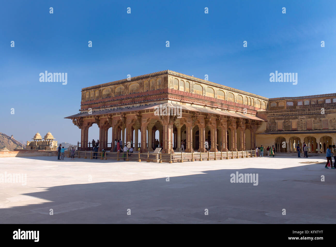 Jaipur, Rajasthan, Indien, Dezember 02.2014: Tourist in eine vollständige Ansicht der Diwan-i-Aam an Amer Fort Stockfoto