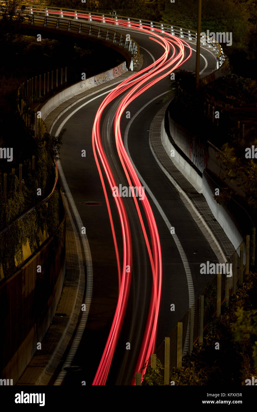 Mehrere rote Geschwindigkeitslichter erleuchten eine Route (Madrid, Spanien). Stockfoto