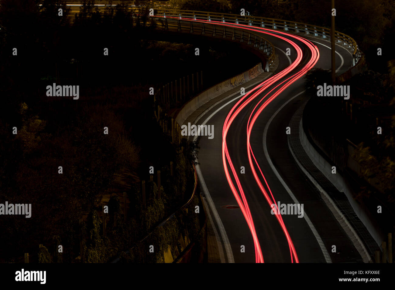 Mehrere Autos beschleunigen Lichtmalerei bei Nacht (Madrid, Spanien). Stockfoto