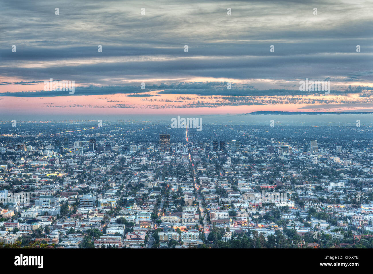 Spektakuläre Aussicht auf Los Angeles fotografiert nach Sonnenuntergang in der legendären Griffith Observatory in Los Angeles, CA. Stockfoto