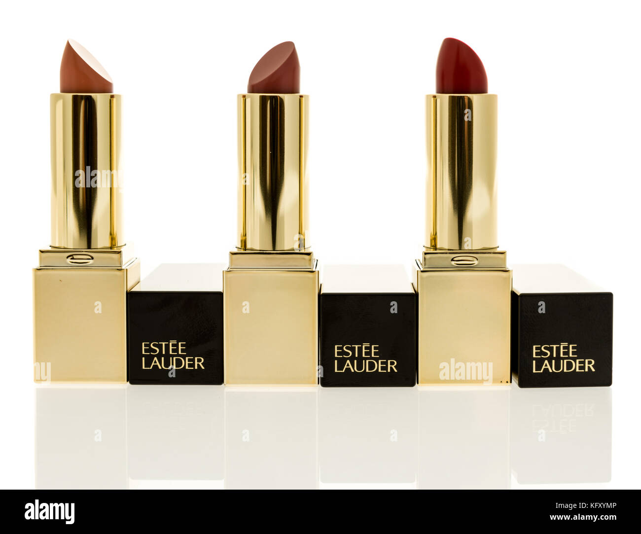 Winneconne, WI - 28. Oktober 2017: Estee Lauder Lippenstift auf einem isolierten Hintergrund. Stockfoto
